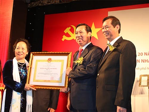 Nguyen Thi Doan remet l’ordre du Travail au groupe Kinh Do  - ảnh 1